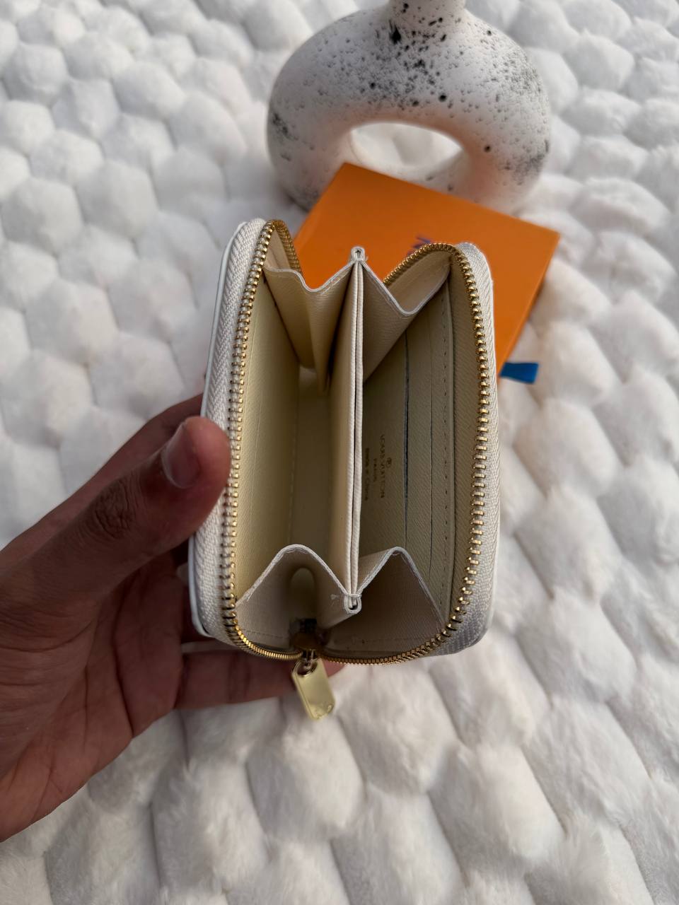 White L-V Woman Wallet "color"