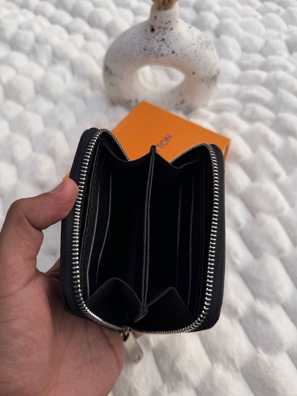 Black L-V Woman Wallet "color"