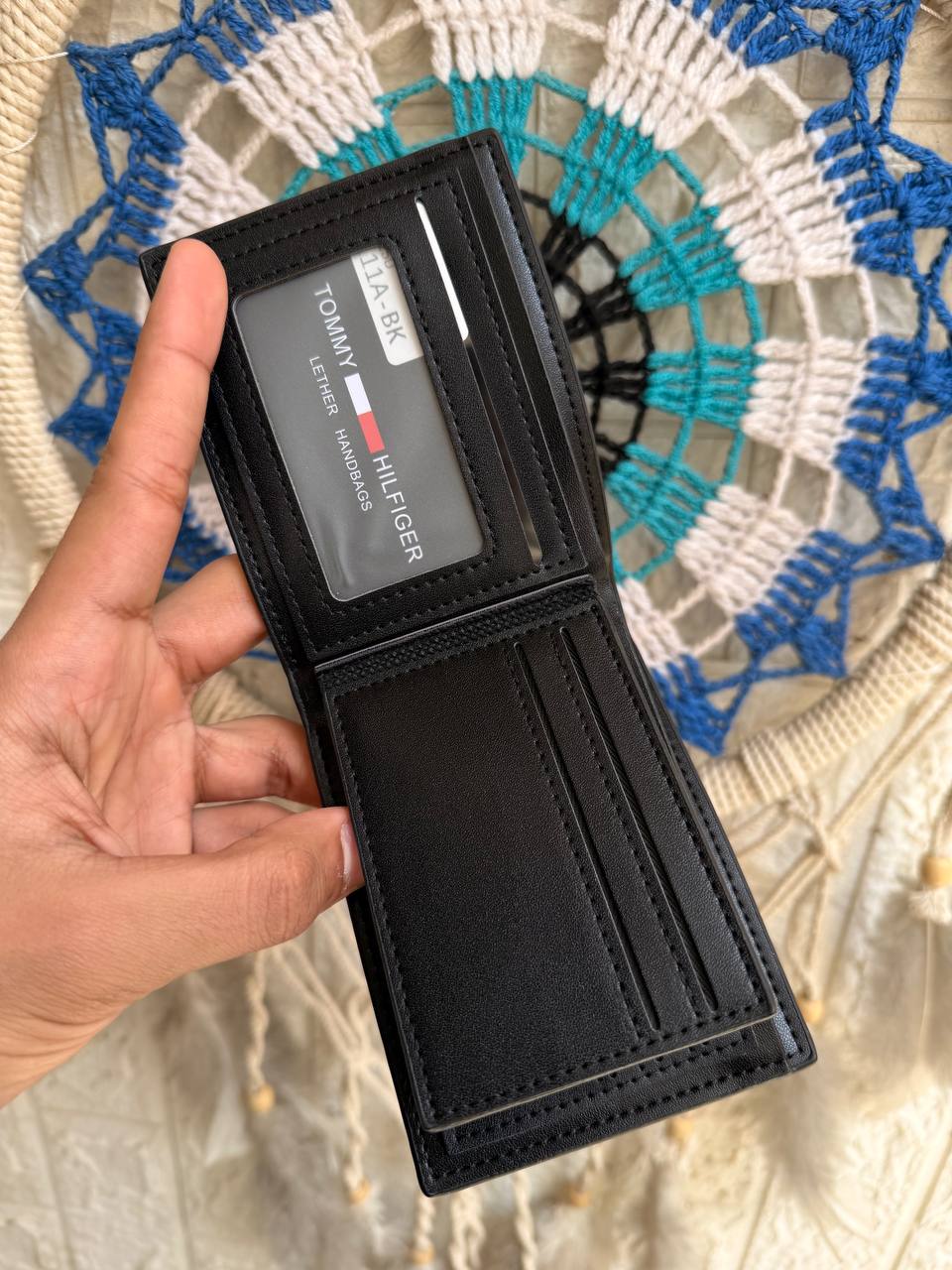 Minimal Tommy Hilfiger wallet