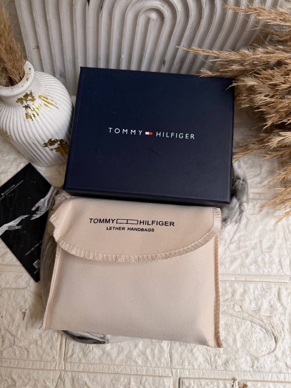 Minimal Tommy Hilfiger wallet