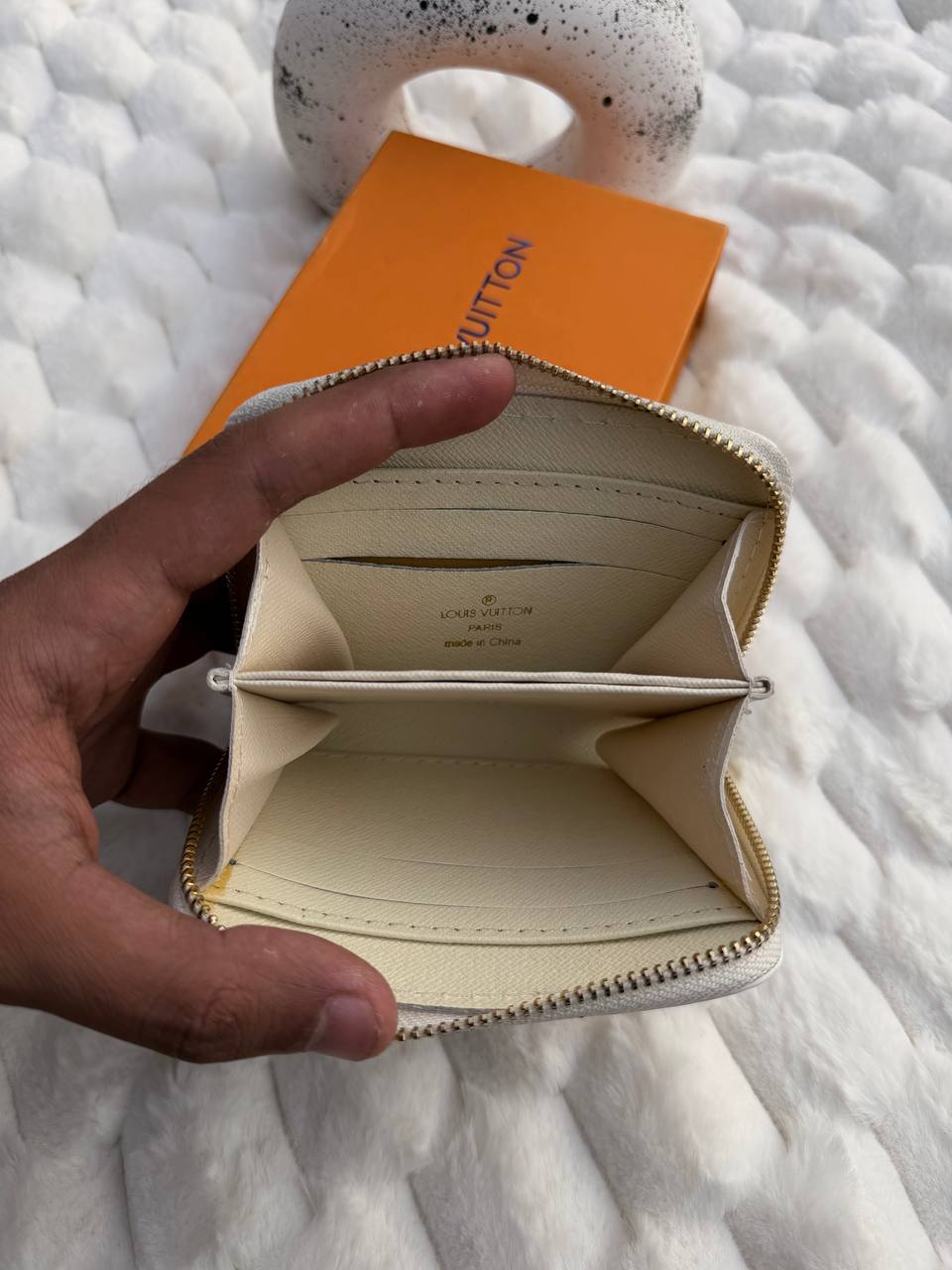 White L-V Woman Wallet "color"