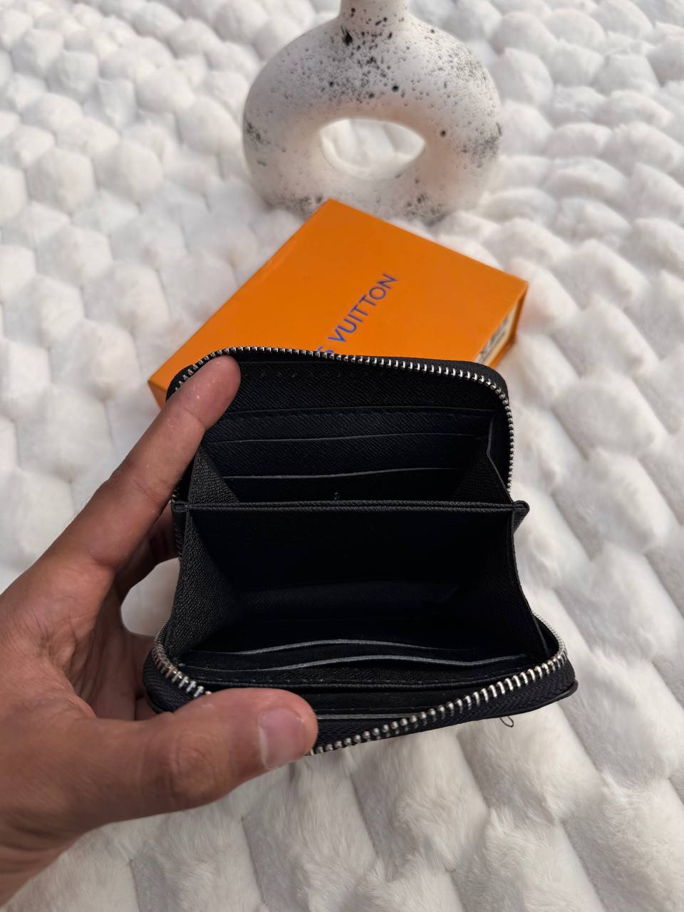 Black L-V Woman Wallet "color"