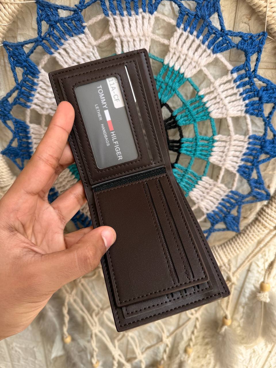 Minimal Tommy Hilfiger wallet