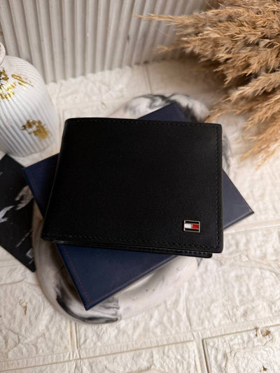 Minimal Tommy Hilfiger wallet