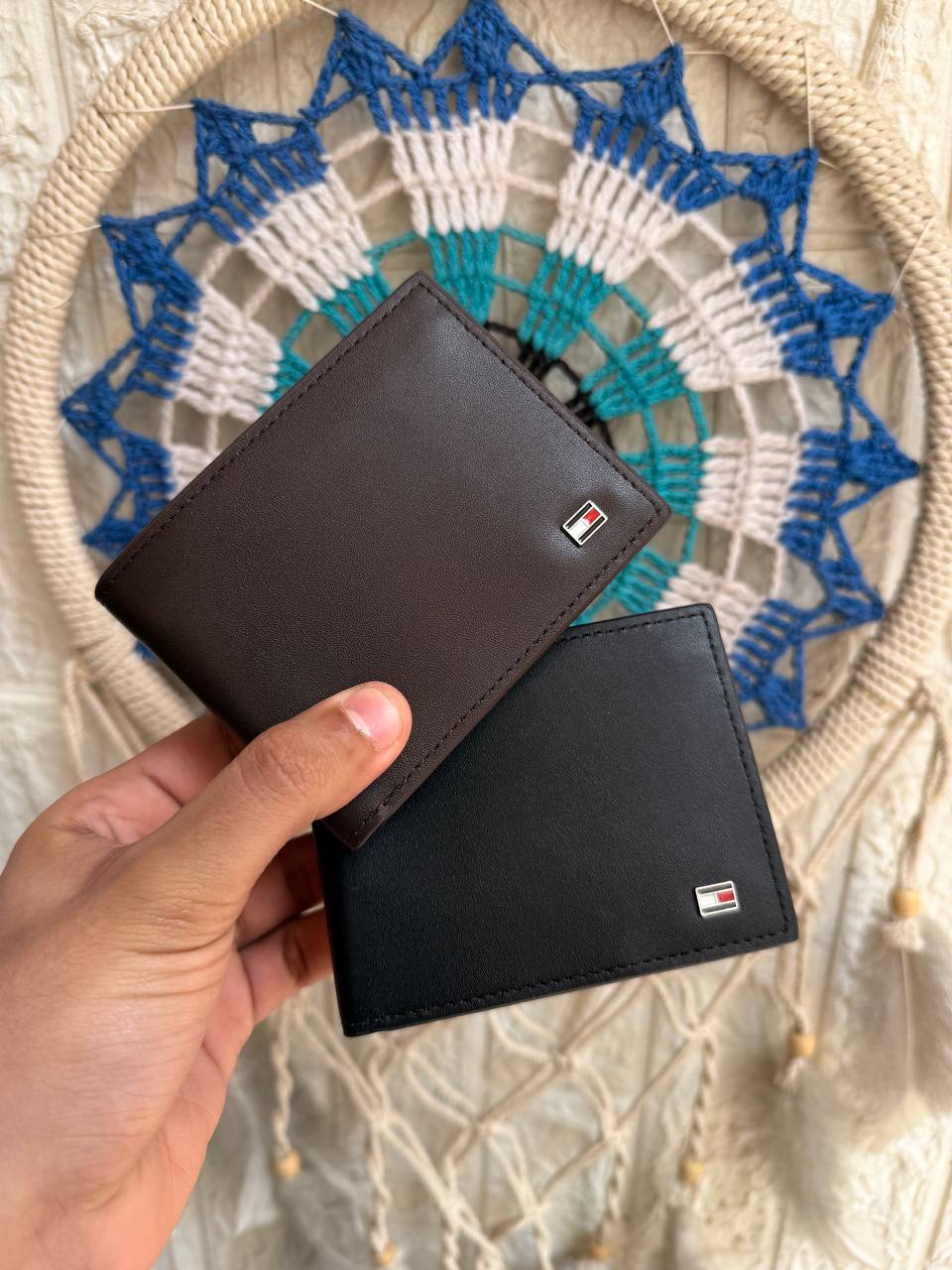 Minimal Tommy Hilfiger wallet